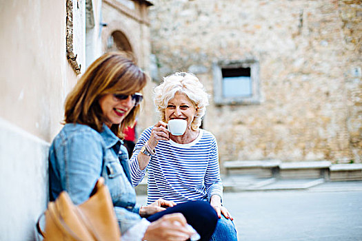 两个,成熟,女性朋友,喝咖啡,街边咖啡厅,托斯卡纳,意大利