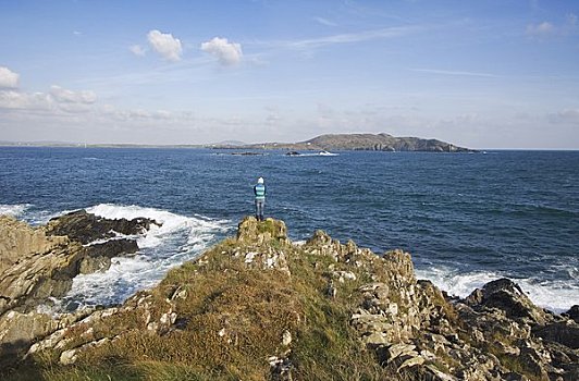 女人,站立,岩石,凯尔特,海洋,海岸线,岬角,清晰,岛屿,科克郡,爱尔兰