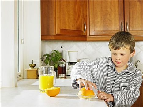 男孩,制作,橙汁,厨房