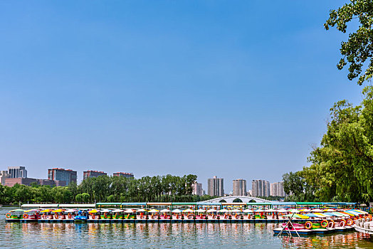 中国北京玉渊潭公园的湖边园林建筑