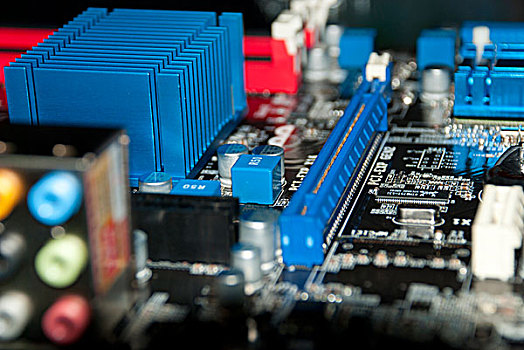 电子设备－台式电脑彩色主板网卡插槽特写