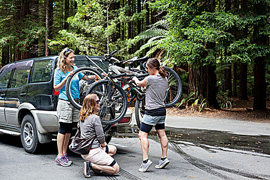 三个女人,山地车手,举起,自行车,四个,轮子,交通工具,树林