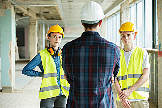 三个人,站立,建筑,场所,戴着,安全帽,讨论