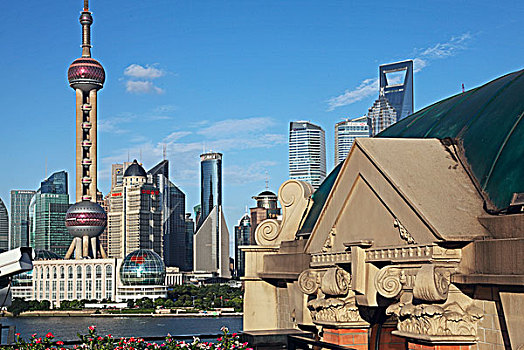 从上海和平饭店南楼,现为斯沃琪和平饭店当代艺术中心,楼顶平台眺望陆家嘴