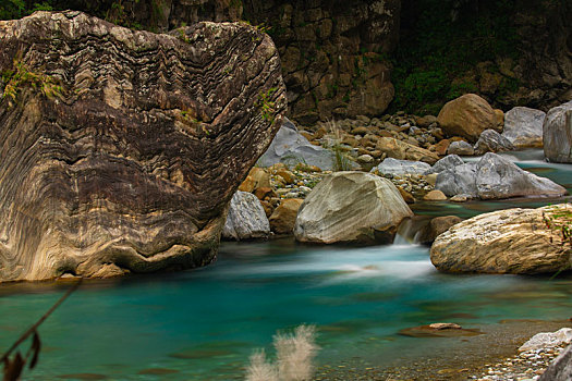 花莲太鲁阁风景区,砂卡礑溪溪流上巨大的花岗岩