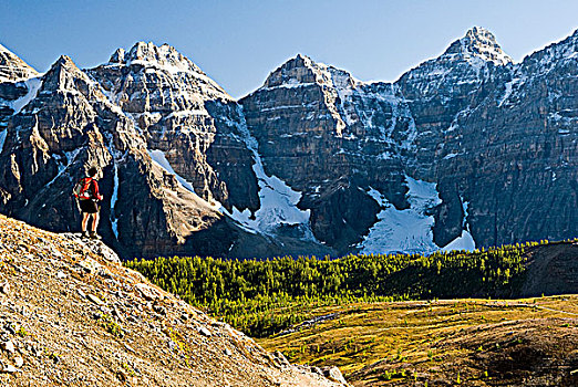 女性,远足者,高处,冰碛湖,十峰谷,途中,艾伯塔省,加拿大