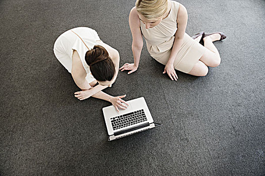 俯视,两个,年轻,职业女性,使用笔记本,地板