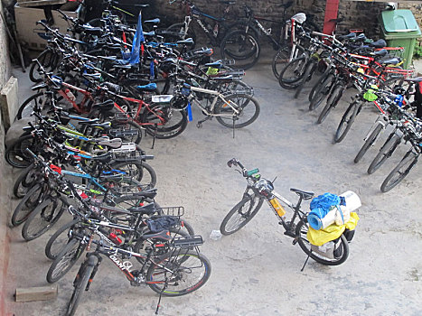 堆满的自行车