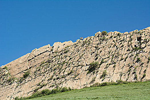 乌鲁木齐郊区东天山古城墙残垣断壁