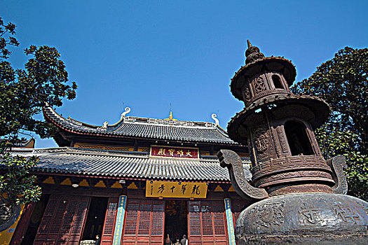上海龙华寺的大雄宝殿