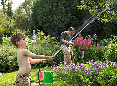 男孩,喷,软管,花园