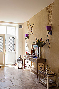 优雅,传统,入口,墙壁,桌子,锻铁,灯,紫色,灯罩