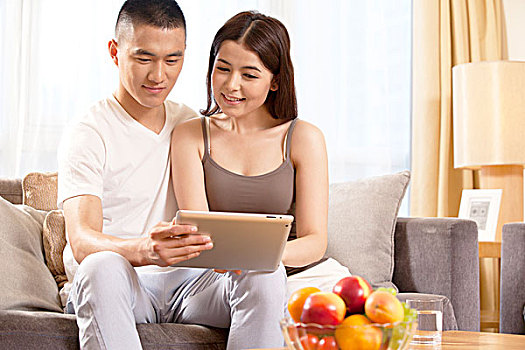 青年夫妇和平板电脑