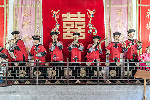 中国河南省洛阳民俗博物馆内古代结婚场景唢呐鼓乐