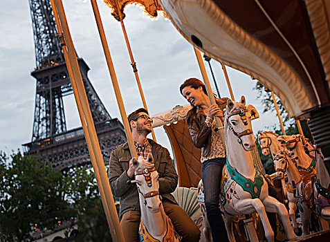 情侣,男人,女人,骑,传统,旋转木马,乘,影子,埃菲尔铁塔,巴黎