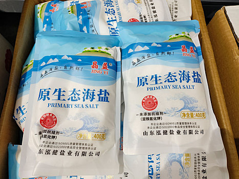 超市里海盐3元一袋供应充足,市民悠闲选购