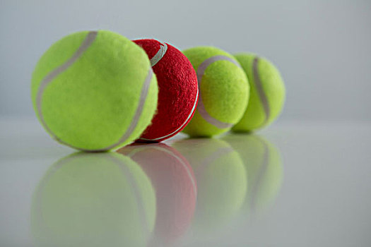 红色,荧光,网球,放置,排,白色背景