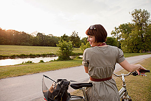 女人,走,自行车,乡村道路