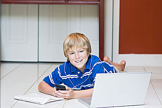 男孩,笔记本电脑,手机