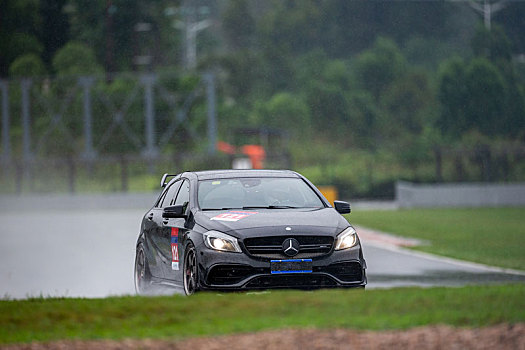 在雨中激烈对抗的赛车