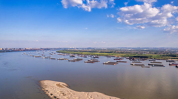 武汉天兴洲退水露出的浅滩与远处的货船