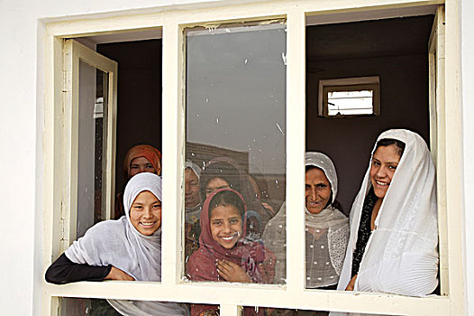 阿富汗,女人,窗户,成年,学识,教室,附近,北方省,波斯人,语言文字
