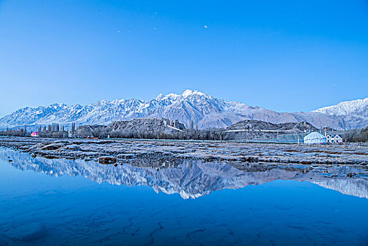 新疆,雪山,湖泊,蓝天