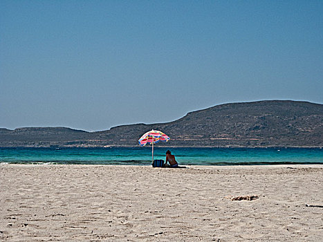 孤单,女人,坐,彩色,伞,金色,海滩,希腊