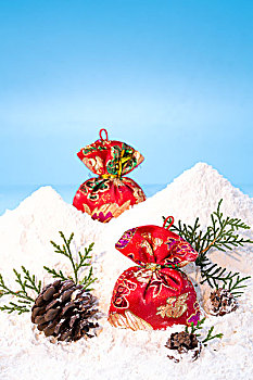 堆积的雪山形象与圣诞节日礼物
