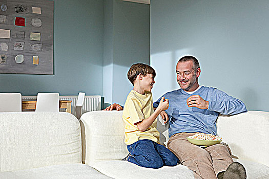 父子,看电视,吃,爆米花