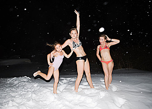 瑞典,斯德哥尔摩,女孩,4-5岁,8-9岁,10-11岁,泳衣,站立,雪中,夜晚