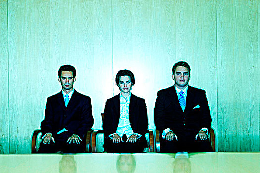 三个,商务人士,坐,一起,面对,后面,会议桌