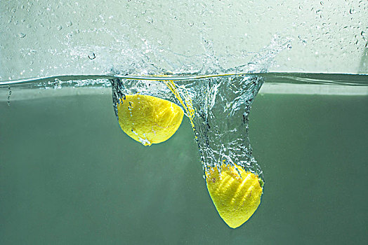 落入水中的柠檬