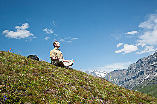 男人,坐,山腰,沉思,伯恩高地,瑞士