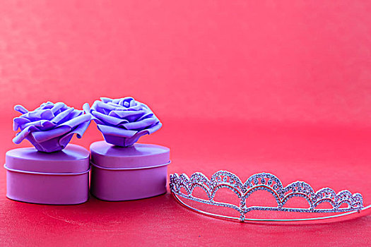 水晶皇冠和紫色玫瑰花礼盒