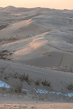 中国内蒙古通辽夕阳下的沙漠