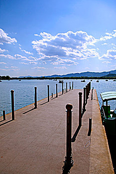 码头栈桥和湖面上的游船