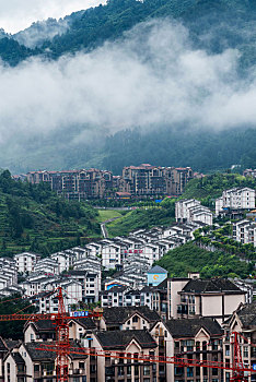 重庆綦江区万盛云雾缭绕的山中居民小区