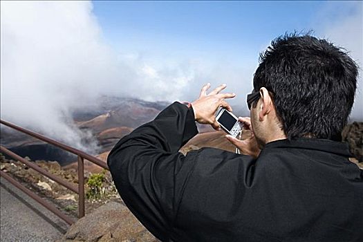 后视图,男青年,拍照,哈莱亚卡拉国家公园,毛伊岛,夏威夷,美国