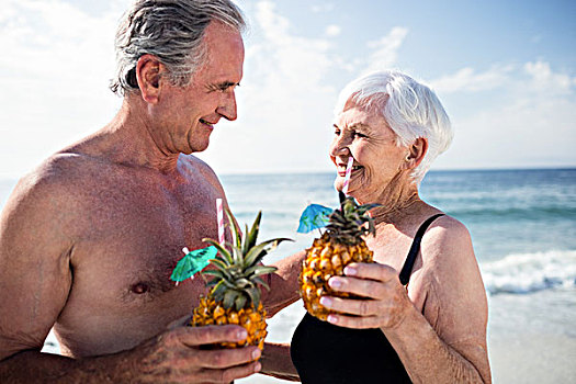 老年,夫妻,拿着,菠萝,鸡尾酒,海滩,晴天