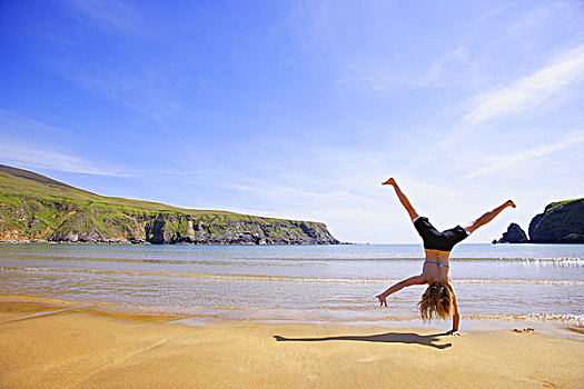 女人,表演,侧手翻,海滩,爱尔兰