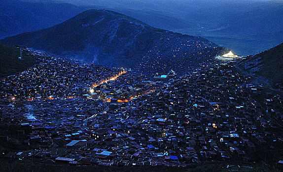 五明佛学院夜景