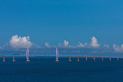 横跨珠江口海域伶仃洋上的港珠澳大桥
