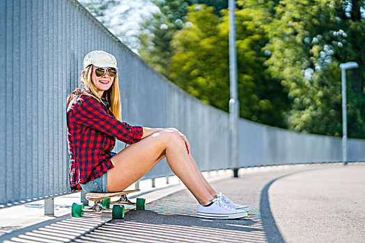 女人,22岁,坐,滑板,街上,栏杆,放松