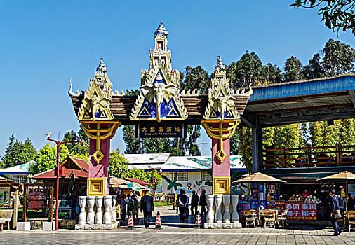 昆明民族村大象表演