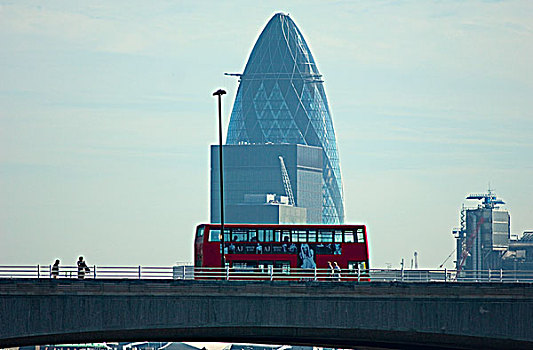 英格兰,伦敦,滑铁卢,红色公交车,行人,穿过,桥,上方,泰晤士河,写字楼,背景