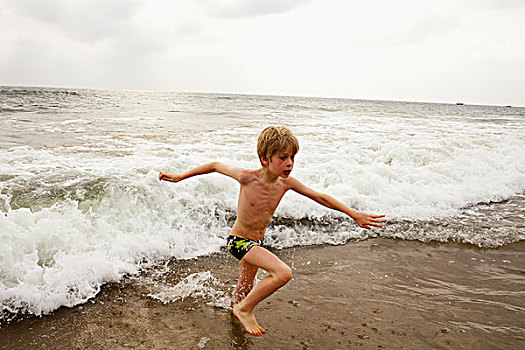 男孩,玩,波浪,海滩
