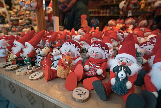 欧洲圣诞市场红色手工人偶纪念品
