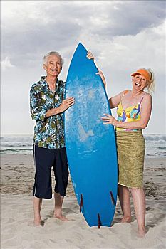 老年,夫妻,拿着,冲浪板