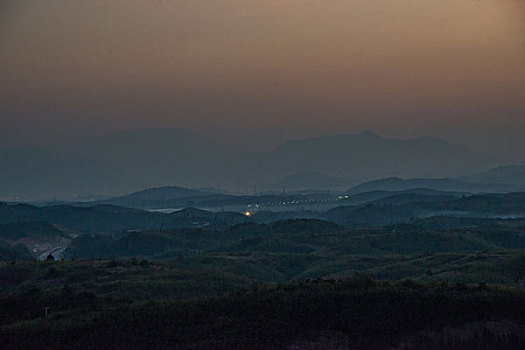 山,丹霞,群山,山脉,黄昏,红光,坡顶,驴友,旅行,地质公园,丹霞地貌,灌木,树,草,水潭,素材,平面设计